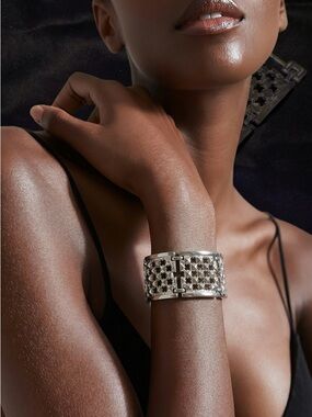 Patterned link Bracelet! Nice polished finish!